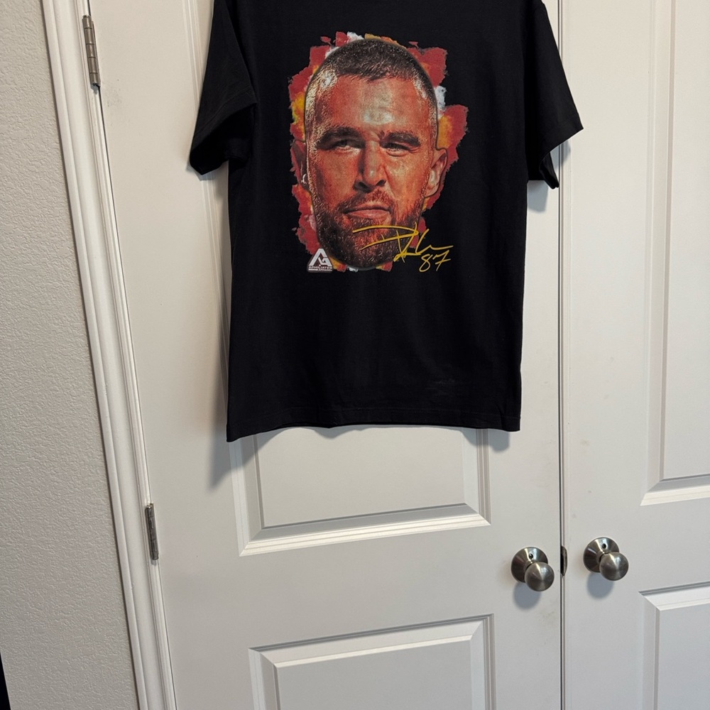 Taylor Swifts fiancé tee shirt
